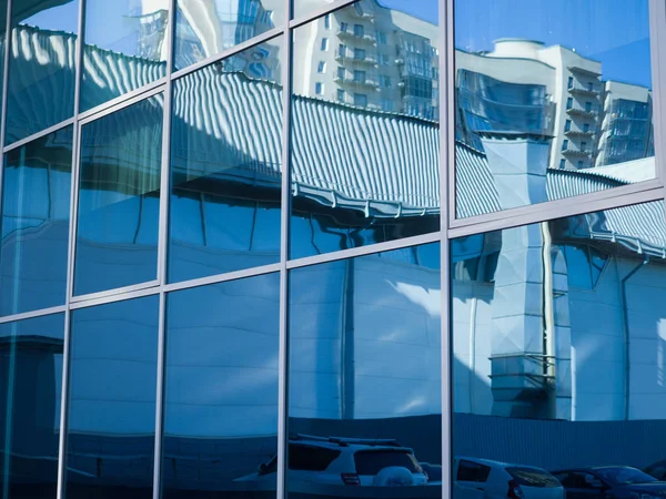 Las Ventanas Cuadradas Del Edificio Oficinas Reflejan Entorno Distorsionado Tema — Foto de Stock