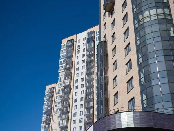 Blick Auf Die Wände Moderner Wohnhäuser Glas Beton Und Ziegel — Stockfoto