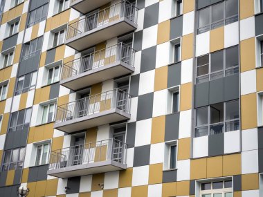 Yeni bir binanın duvarının parçası. Tıpatıp aynı balkonlar. Modern gelişmekte olan şehirlerin teması