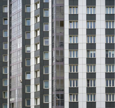 Yeni binanın ön cephesinin bir parçası. Pencereler tıpatıp aynı. Modern gelişmekte olan şehirlerin teması