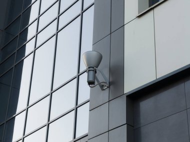 İş merkezinin duvarının bir parçası. Modern yüksek teknoloji mimarisi. Modern gelişmekte olan şehirlerin teması