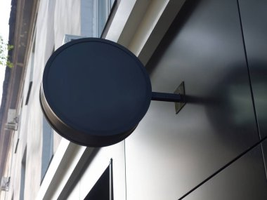 Tabela için siyah, yuvarlak bir reklam aracının maketi. Boş kimlik modeli