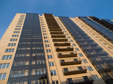 Gökyüzüne doğru hızla ilerleyen yeni bir bina. Modern gelişmekte olan şehirlerin teması