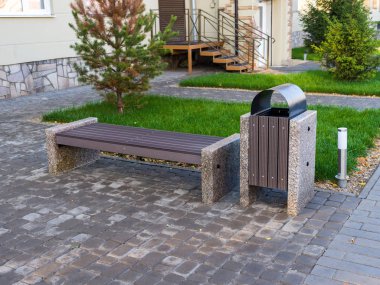 Şık şehir bankı ve ahşap ve taştan yapılmış vazo. Rahat şehir ortamı