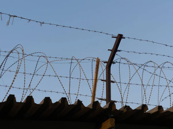 Prikkeldraad Tegen Lucht Het Thema Van Gevangenis Gebrek Aan Vrijheid — Stockfoto