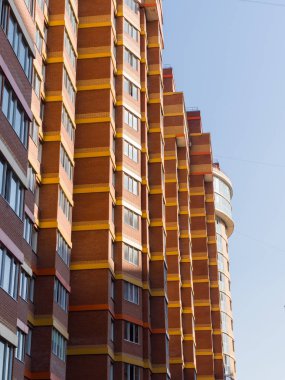 Tuğladan bir binanın parçası. Yan görüş. İnşaat halindeki gelişmekte olan bir konut piyasasının teması