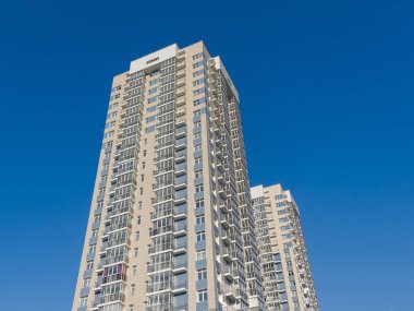 Mavi gökyüzünde yeni yüksek binalar