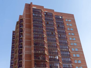 Norveç tuğlalı bina ve camlı balkonların manzarası. İnşaat halindeki gelişmekte olan bir konut piyasasının teması