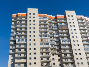 Modern konut geliştirme. Binanın bir parçası. İnşaat halindeki gelişmekte olan bir konut piyasasının teması