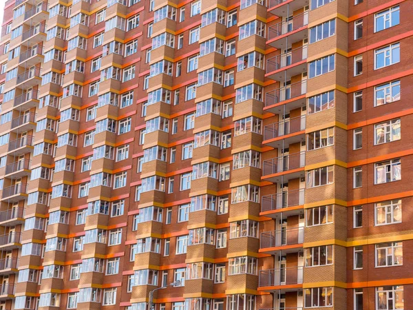 Enorme Edificio Residencial Ladrillo Gran Altura Pared Pequeños Balcones Idénticos — Foto de Stock