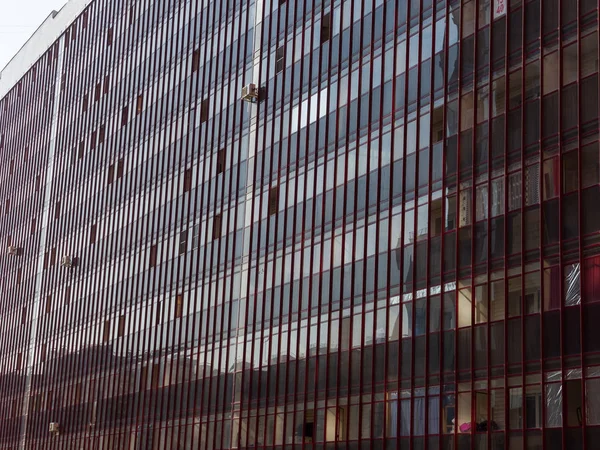 一幢巨大住宅建筑的深色玻璃墙 建设中的新兴住房市场的主题 — 图库照片