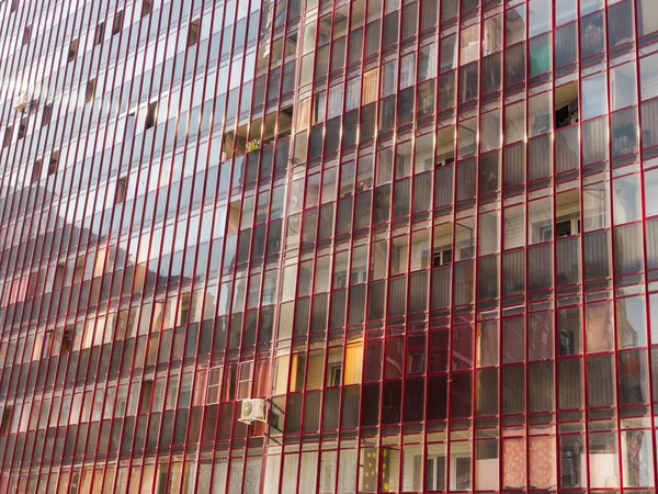 Glaswand Eines Großen Wohnhauses Das Thema Eines Sich Aufbau Befindlichen — Stockfoto