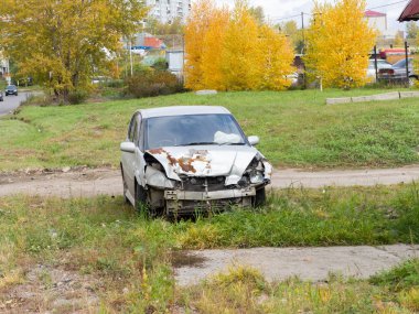 Direkt bir çarpışmadan sonra kırık bir araba. Kazalar ve Sigorta