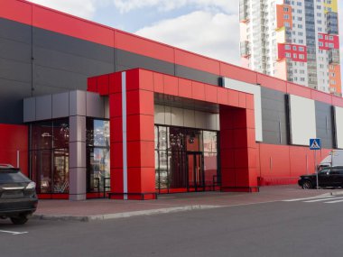 Yeni hipermarkete giriş. Basit kare geometrik hacimler. Kırmızı, siyah ve beyaz renkler