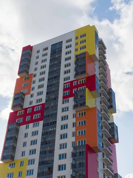 Современное Жилое Здание Украшено Красной Оранжевой Желтой Плиткой Тема Строящегося — стоковое фото