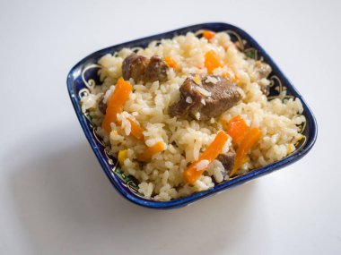 Ulusal bir doğu çanağında pilav. Geleneksel Asya yemeği