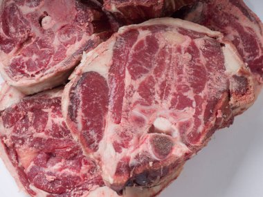 Taze çiğ koyun eti dilimleri. Boynunun bazı kısımları. Yemek pişirmek için gerekli malzemeler