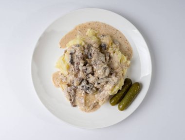 Tabakta ezilmiş patatesli biftek. Lezzetli sağlıklı yemek.