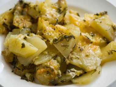 Ev yapımı patates, otlu ve ekşi kremalı. Yakın plan.