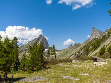 Dağ manzarası. Bird Peak ve Starry Peak manzarası. Ergaki Doğal Parkı. Yüksek bir tepeden bak