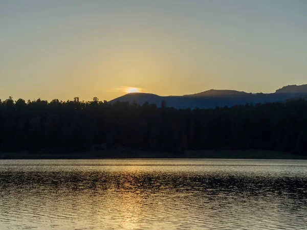 Der Letzte Strahl Eines Sonnenuntergangs Über Einem Waldsee Sommertag Freier — Stockfoto