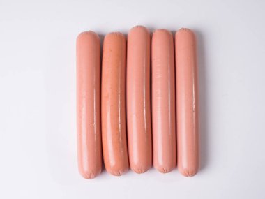 Sosisler beyaz tabakta yarı bitmiş ürünler. Yukarıdan görüntüle