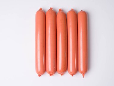 Sosisler beyaz tabakta yarı bitmiş ürünler. Yukarıdan görüntüle