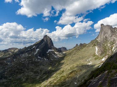 Dağ manzarası. Ergaki Doğal Parkı. Sibirya Sayan Dağları