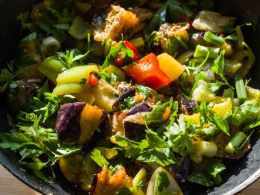 Patlıcanlı Çin salatası. Parlak, güzel bir yemek. Yakın plan.