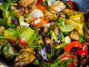 Patlıcanlı Çin salatası. Parlak, güzel bir yemek. Yakın plan.