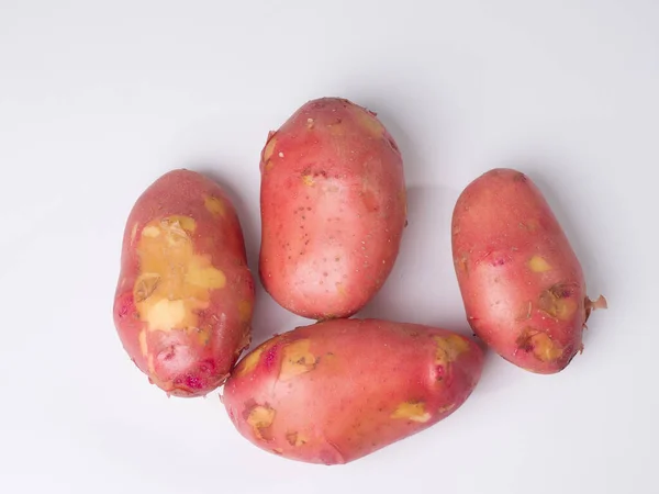 Rote Kartoffeln Auf Weißem Hintergrund Zutat Zum Kochen — Stockfoto