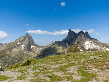 Dağ manzarası. Bird Peak ve Starry Peak manzarası. Ergaki Doğal Parkı. Yüksek bir tepeden bak