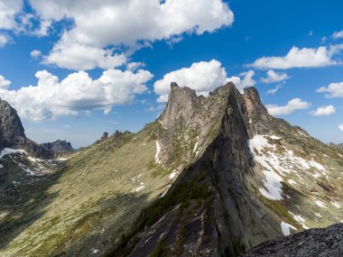 Dağ manzarası. Ergaki Doğal Parkı. Sibirya Sayan Dağları