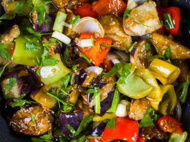 Patlıcanlı Çin salatası. Parlak, güzel bir yemek. Yakın plan.