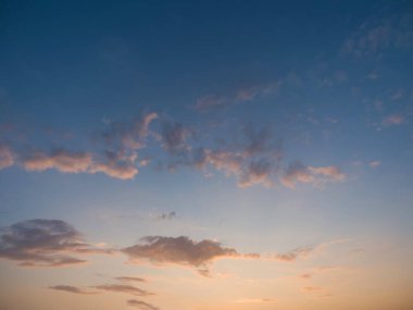 Mavi gökyüzünde tuhaf bulutlar. Yaz akşamı.