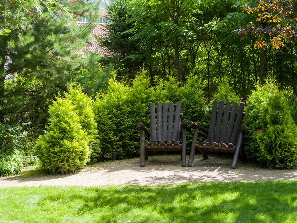 Ogród Dekoracyjny Ustronny Narożnik Stylowymi Drewnianymi Krzesłami Projektowanie Krajobrazu — Zdjęcie stockowe