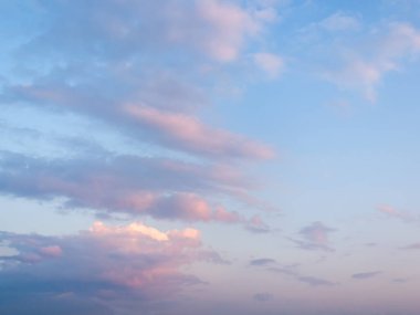 Mavi gökyüzünde tuhaf bulutlar. Yaz akşamı.