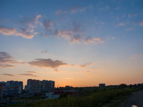 草原の新しい家の上に巨大な美しい夕日の空 近代都市の発展 — ストック写真