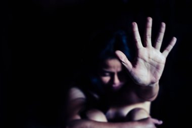 Çocuk şiddet kötüye durdurun. Çocuk esaret açı görüntüde bulanıklık, insan hakları günü kavramı.