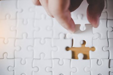 Mutlu çocuk tekerlekli sandalye ve günbatımı kardeş. Mutlu engelli çocuk kavramı