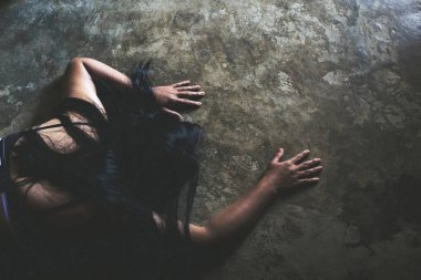 Depresif kadın, Aile içi ve tecavüz şiddet, dövülmüş ve oda üzerinde oturan tecavüz