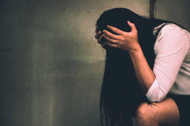 Zorlanma, mutsuz oda, Aile içi şiddet, istismar ve insanlar kavramı köşesinde oturan kadın.