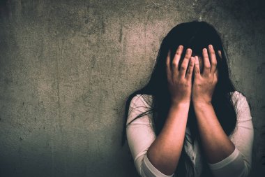 Yalnız ve depresyonda oturan bir kadın. Kat, istismar ve insanlar kavramı depresyon kadın sit
