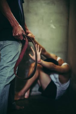 Baba oğul kemer, Aile içi şiddet kavramı ile dövmek istiyor