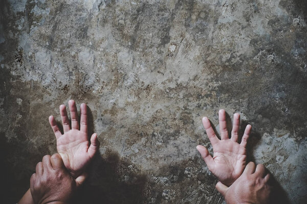 одинокая отчаянная грустная красивая женщина с синяками и раной изнасилования домашнего насилия, Винтажный эффект фотографии, концептуальная фотография сексуального насилия
