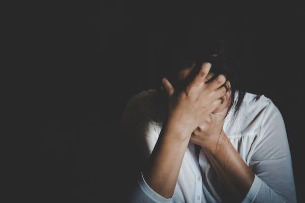 Mujer Joven Maltratada Tratando Esconderse Defenderse Servidumbre Mujer Ángulo Construcción —  Fotos de Stock