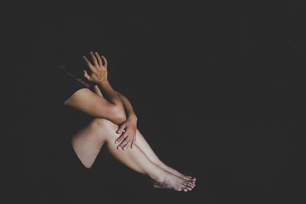 Missbrauchte Junge Frau Die Versucht Sich Verstecken Und Verteidigen Knechtschaft — Stockfoto