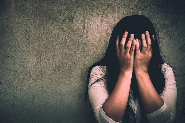 Una Mujer Sentada Sola Deprimida Mujer Depresión Sienta Suelo Abuso —  Fotos de Stock