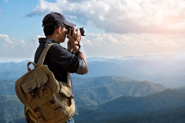 Fotoğraf makinesi ve sırt çantası hiking açık seyahat yaşam tarzı ve macera kavramı ile adam Traveler.