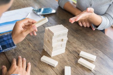 Fiziksel ve zihinsel beceri oyunu. Dengesini korumak. Kız Kulesi ahşap bloklar oluşturur. Eğlence etkinlik. Eğitim, geliştirme. Kızlar ahşap blokların yayılan bir daralma toplamak